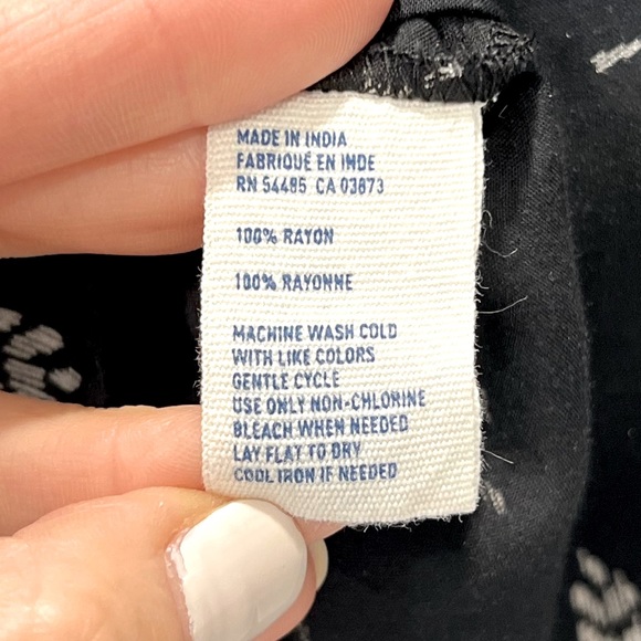 American Eagle Blouse - Black and white leaf pattern - Picture 9 of 9